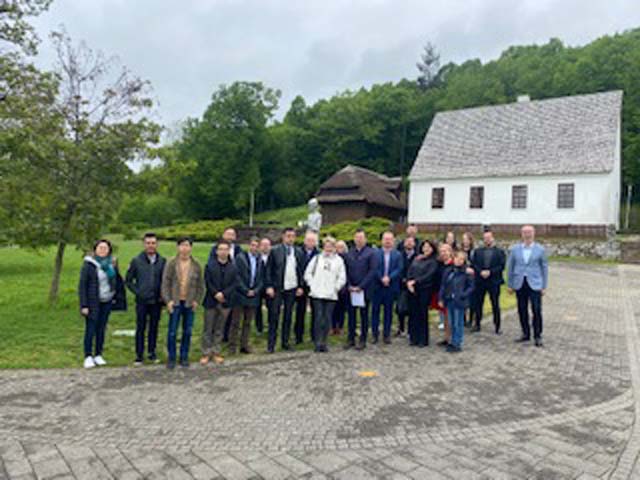 Strani diplomati kod rodne kuće Nikole Tesle u Smiljanu                                                                                                                                                                                                   